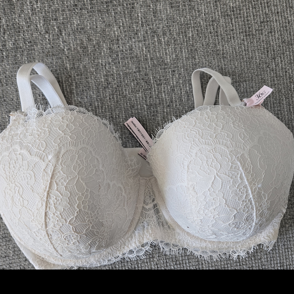 Victoria's Secret White Lace Bra New with tags never tried on